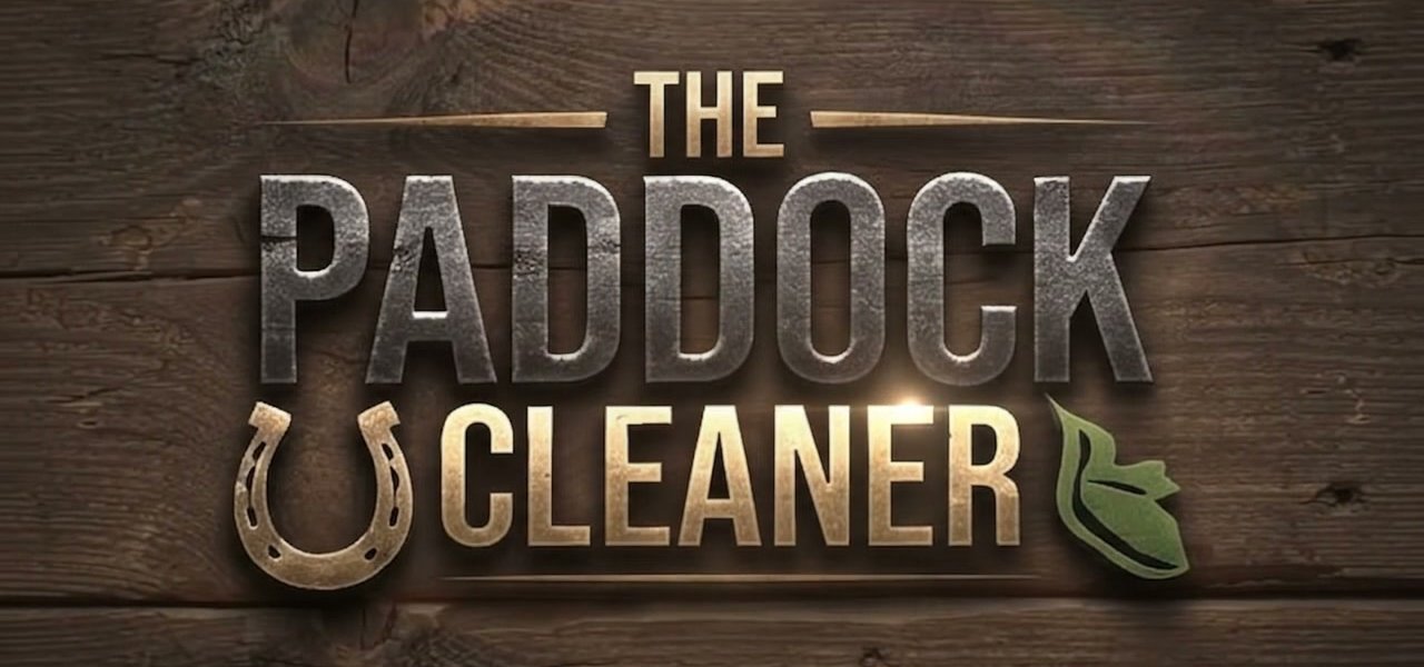 The Paddock Cleaner – das Logo auf einer Holztafel mit Hufeisen
